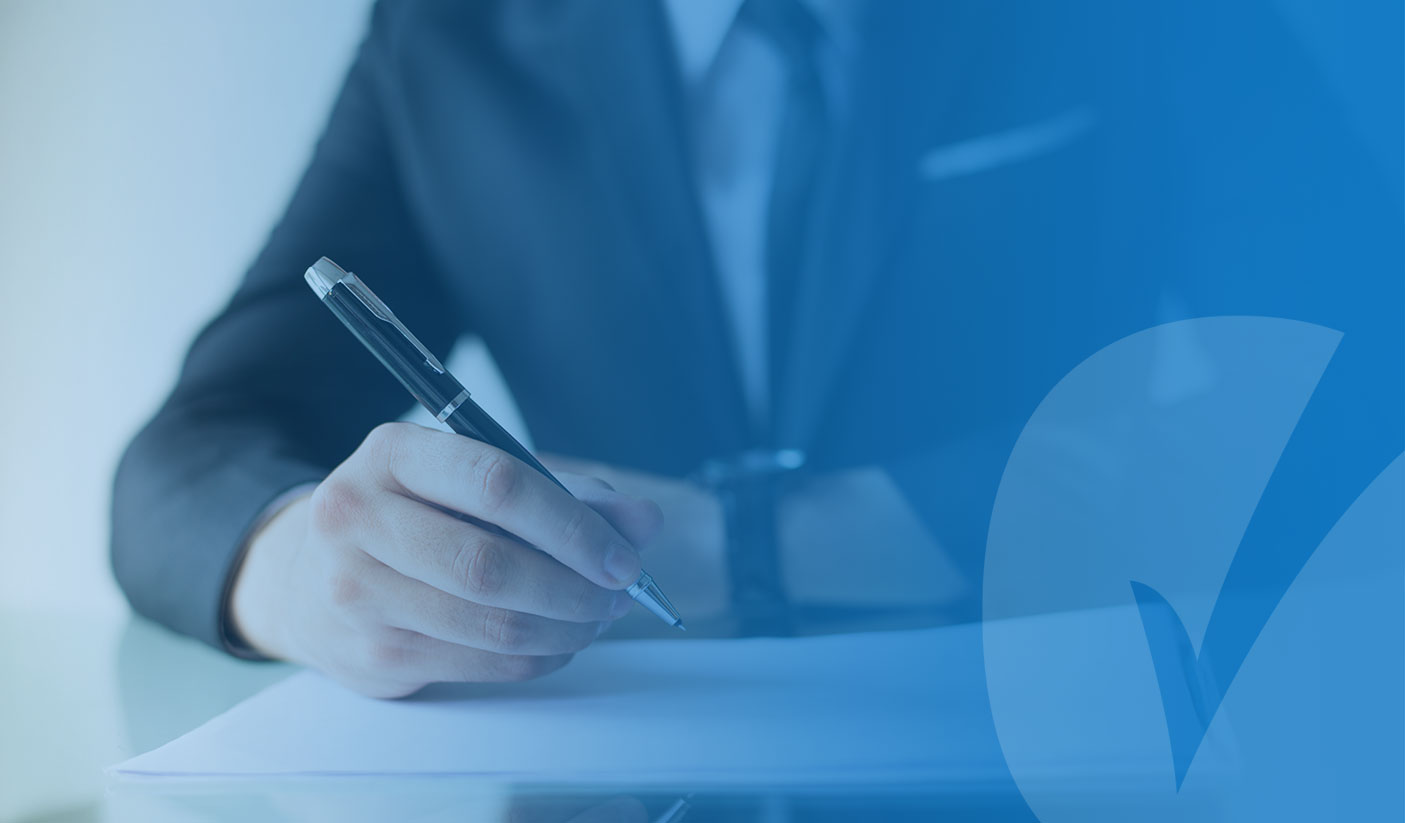 ¿Cómo debe ser un contrato de un alto directivo?